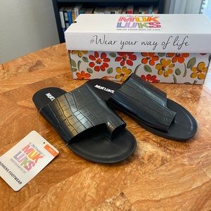 NIB   MUK LUKS Black Croc-Embossed About Face Black Sandals  ZL840